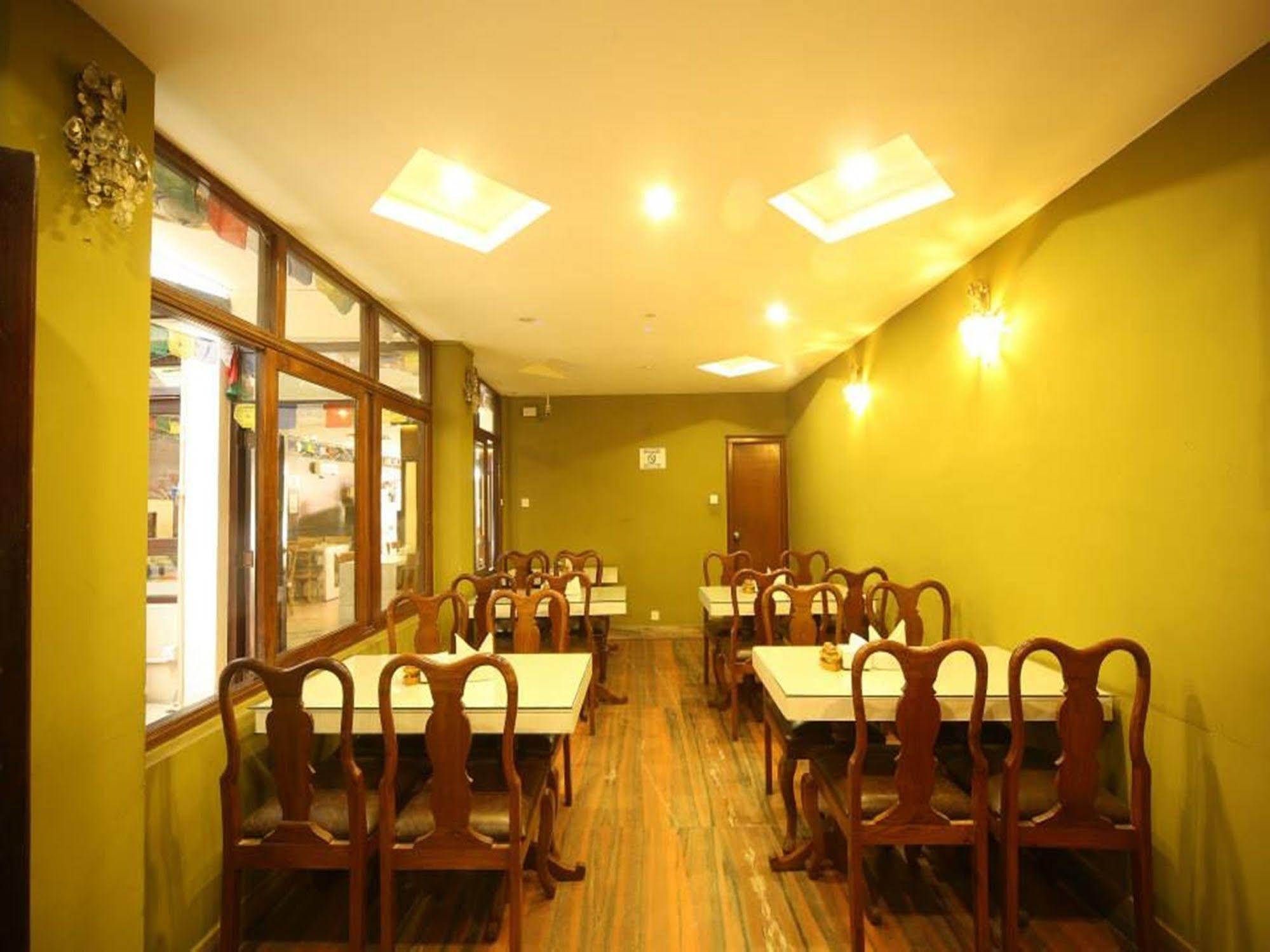 Hotel Pleasure Home Kathmandu Esterno foto