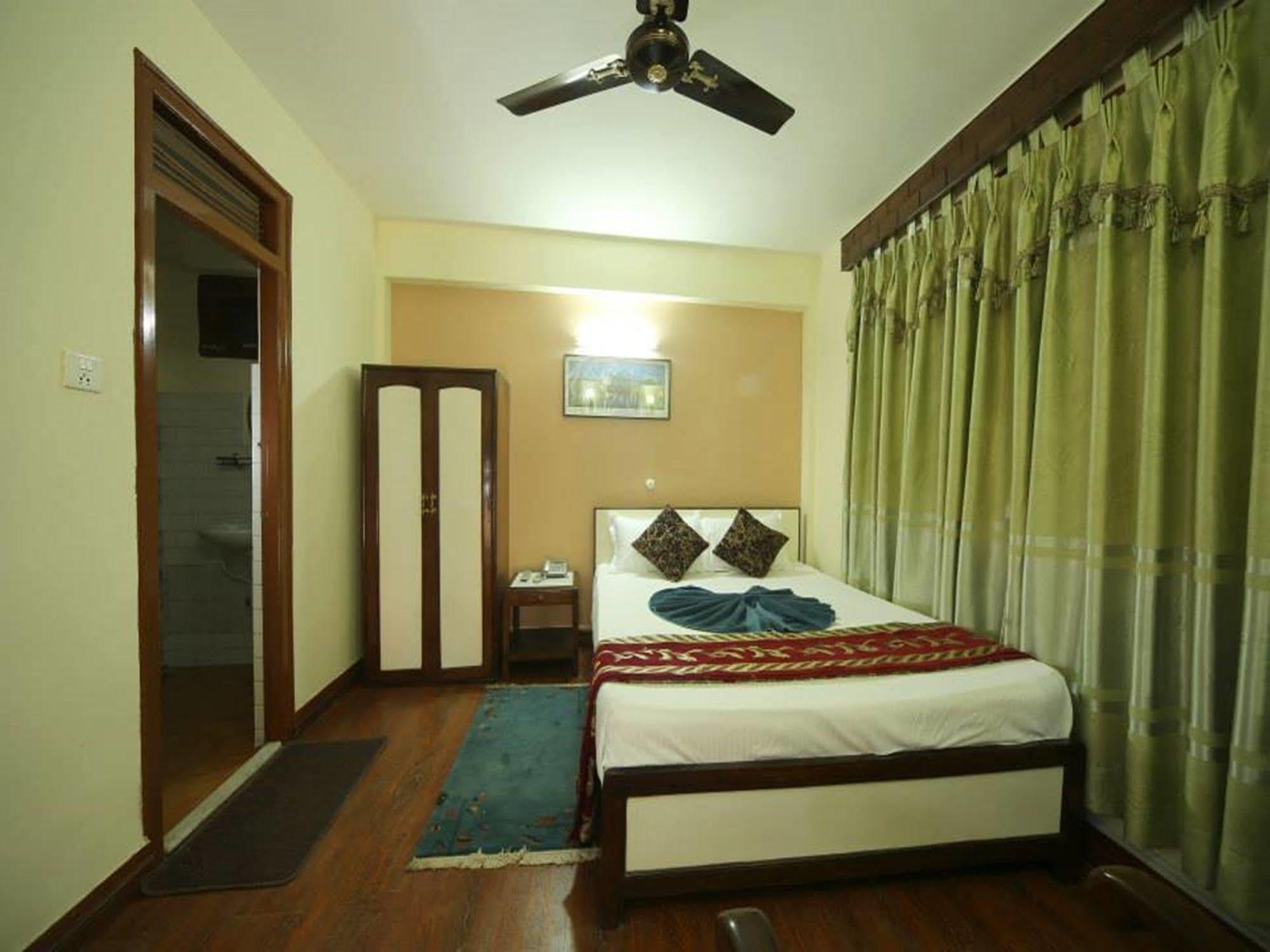 Hotel Pleasure Home Kathmandu Esterno foto