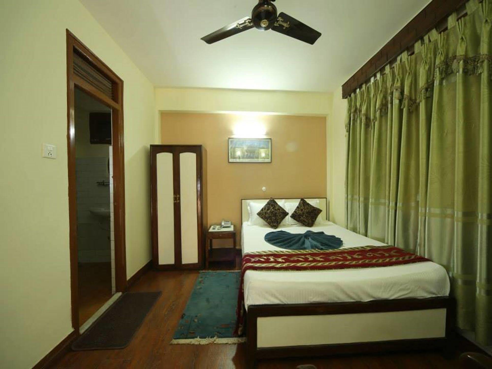 Hotel Pleasure Home Kathmandu Esterno foto
