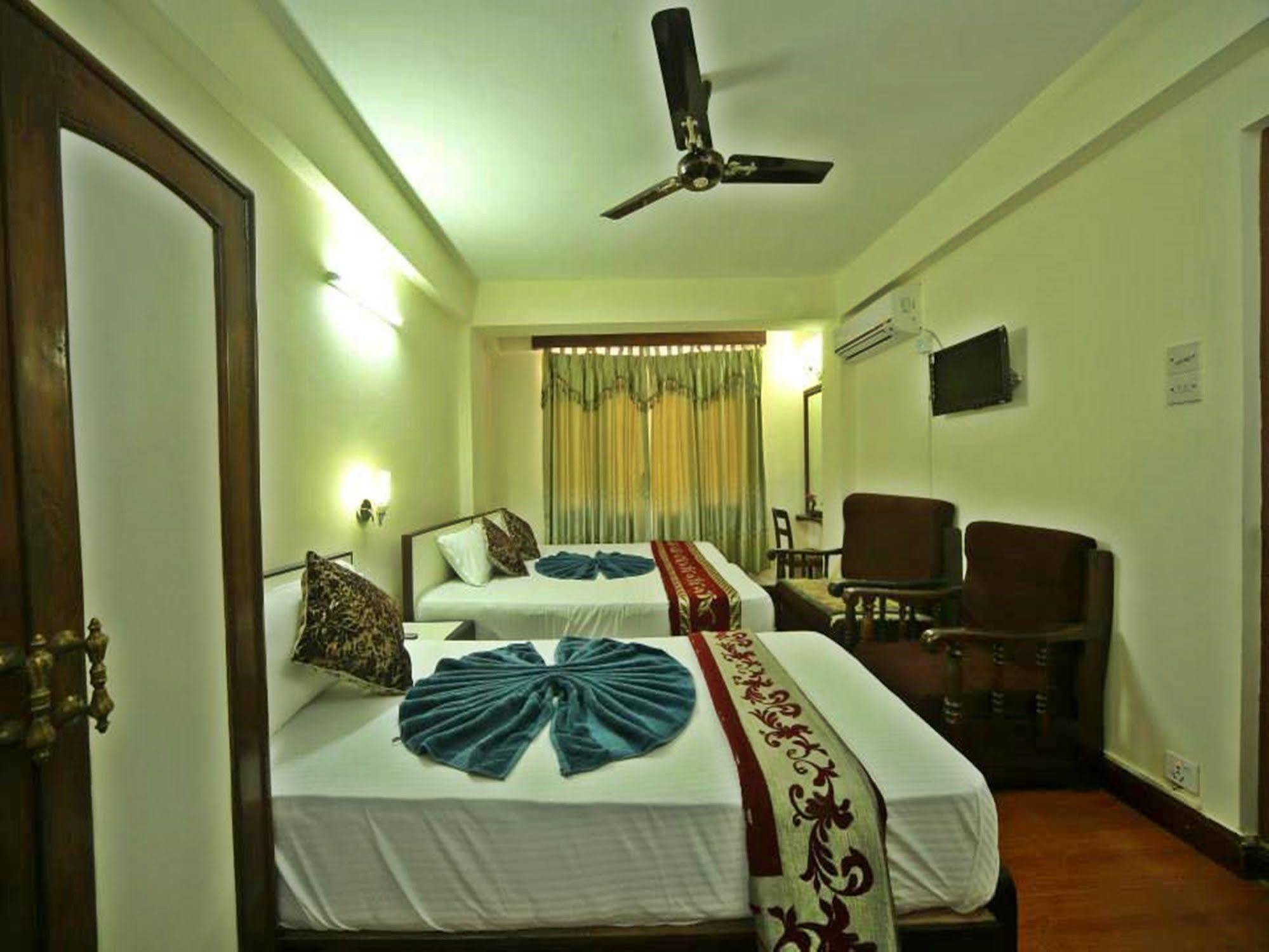 Hotel Pleasure Home Kathmandu Esterno foto